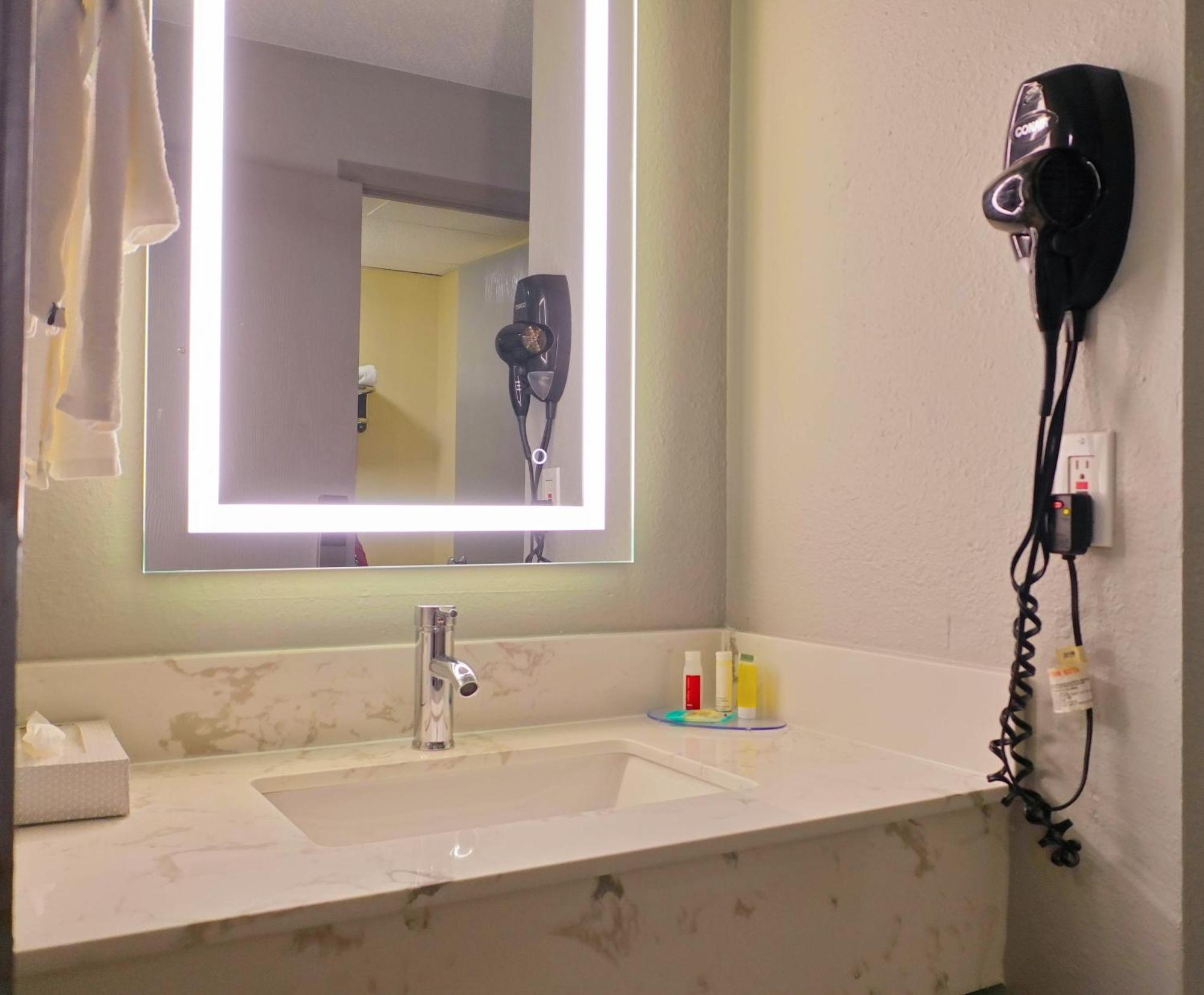 Super 8 By Wyndham Rockford I-90 Casino District Otel Dış mekan fotoğraf