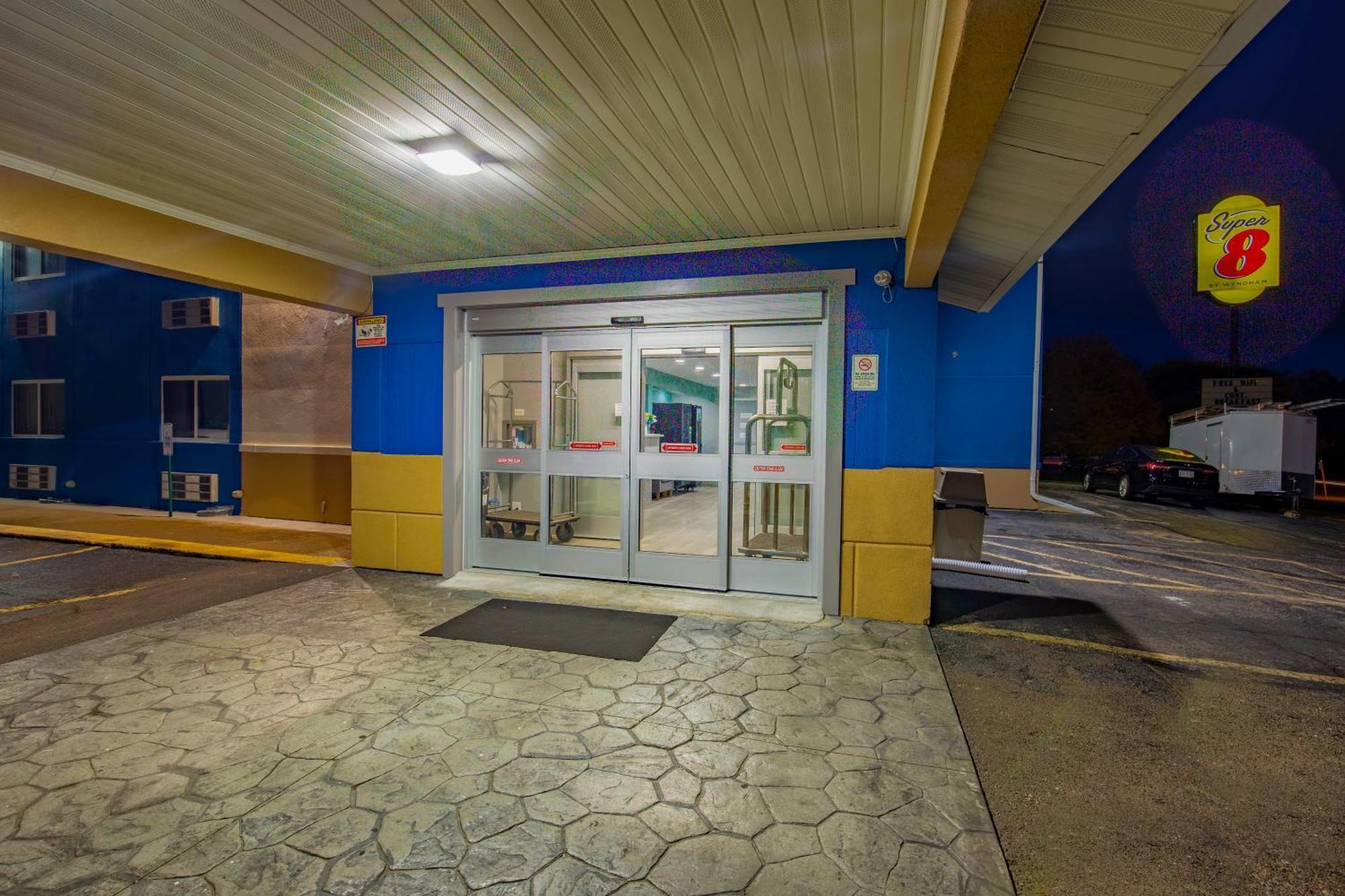 Super 8 By Wyndham Rockford I-90 Casino District Otel Dış mekan fotoğraf