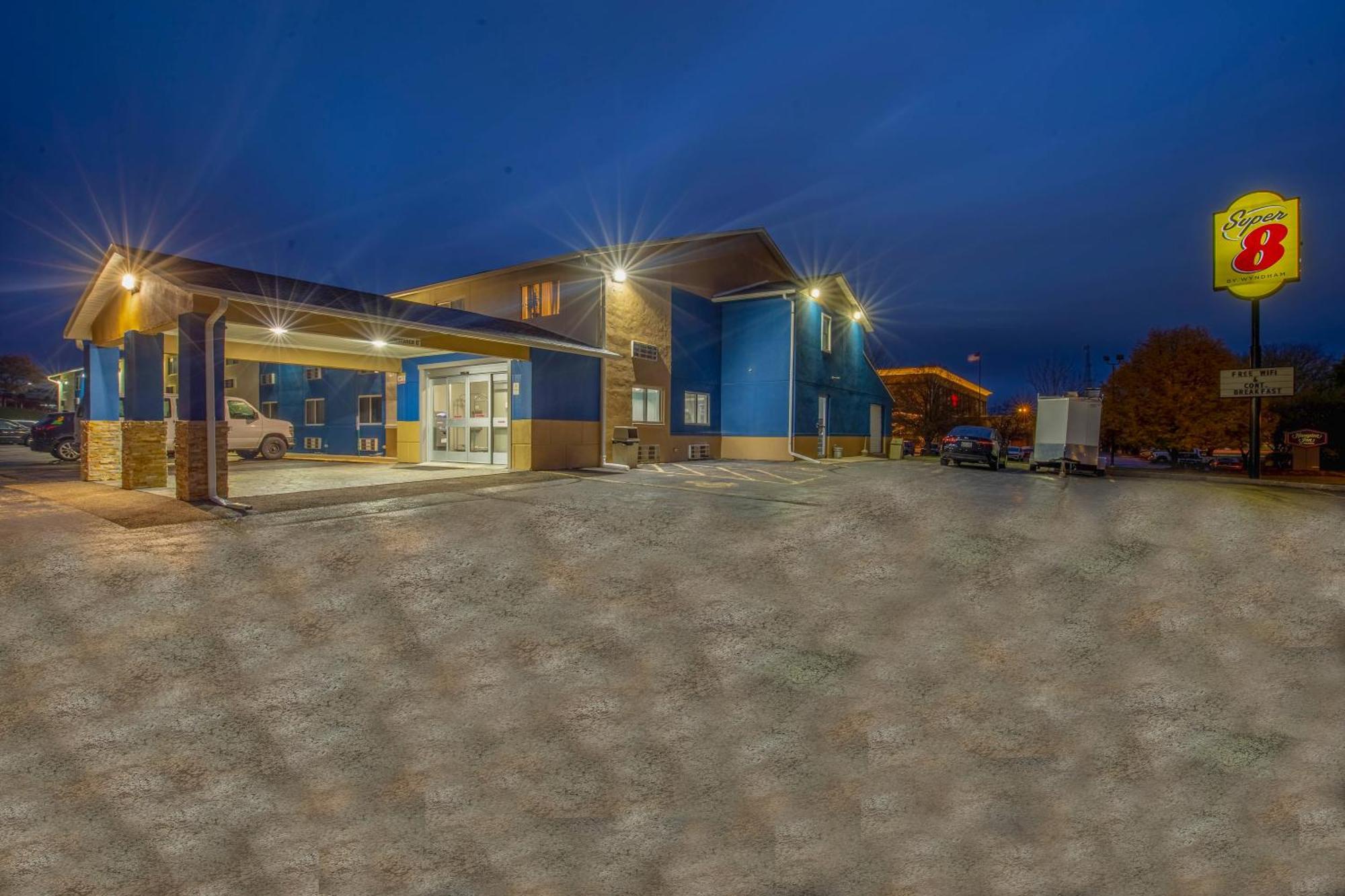 Super 8 By Wyndham Rockford I-90 Casino District Otel Dış mekan fotoğraf
