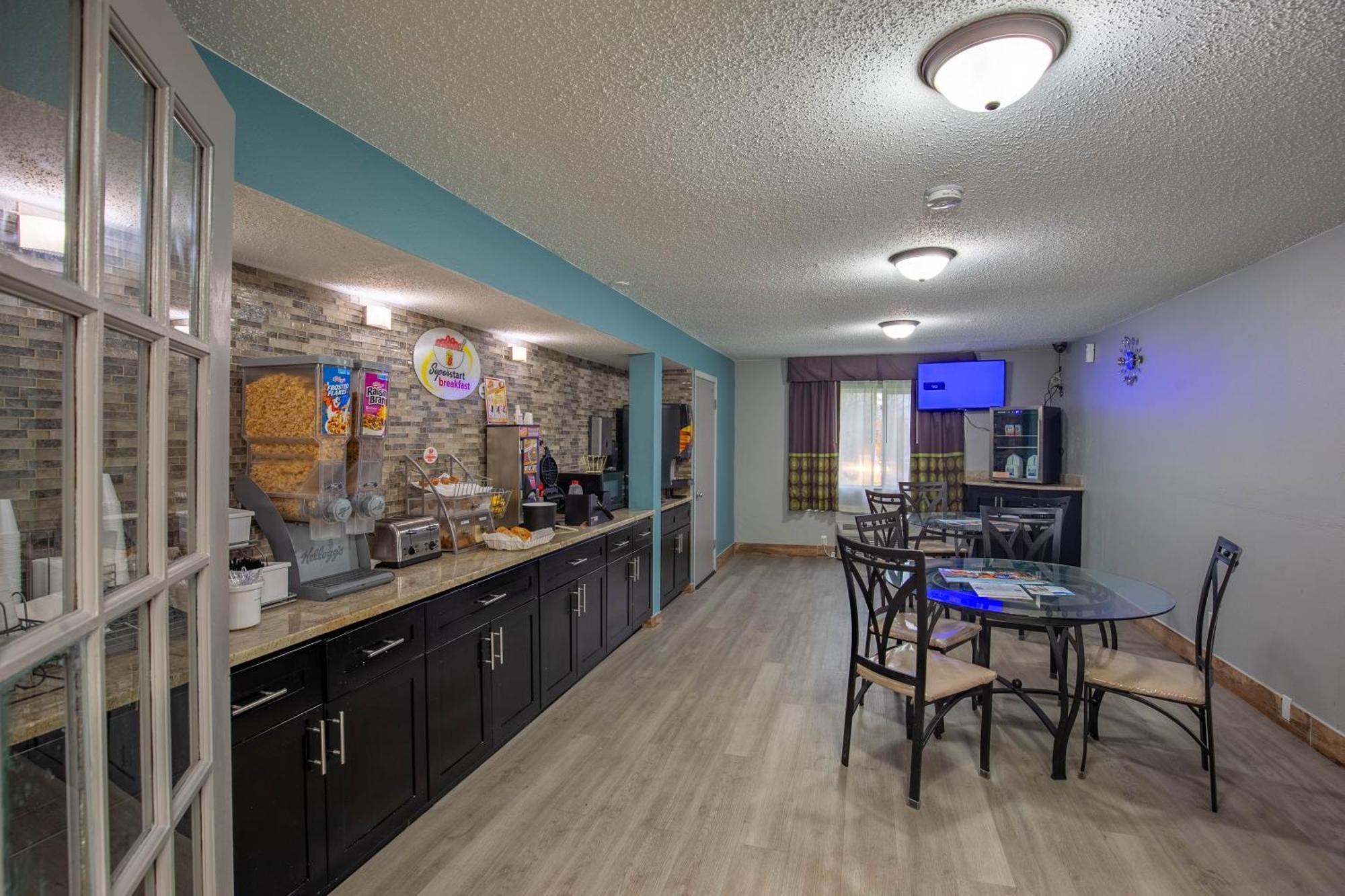 Super 8 By Wyndham Rockford I-90 Casino District Otel Dış mekan fotoğraf